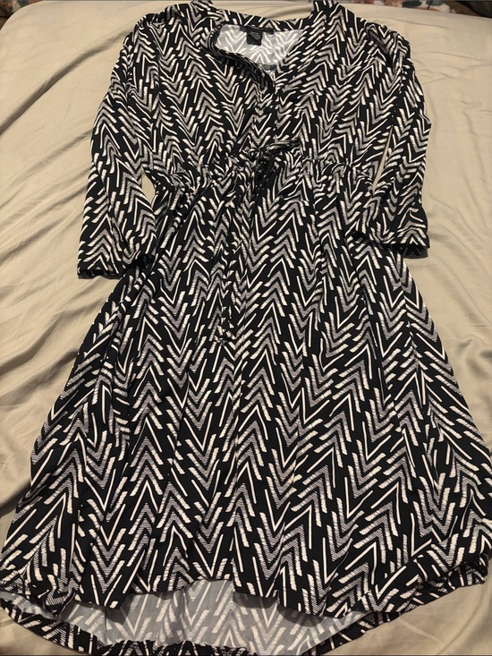 Robert Louis Dresses & Skirts - Robert Louis Black and White Chevron Midi Dress